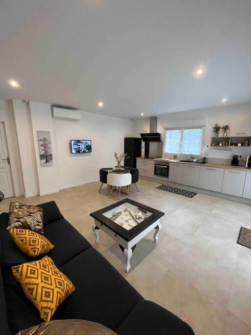 2 Sur Propriete Prive De 3500m2 Apartment *